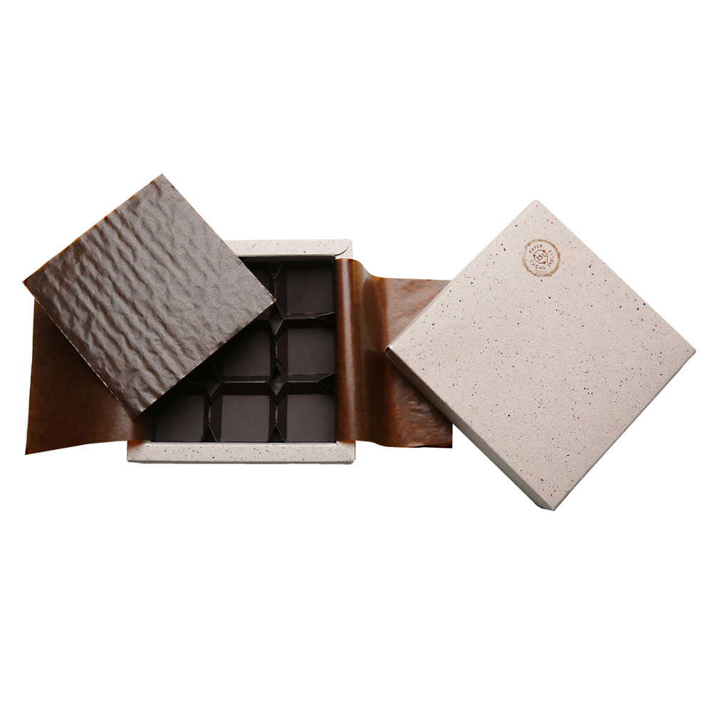 Packaging for 9 pralines, cacao shells